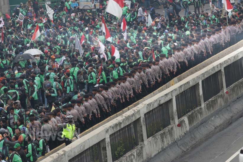 Ribuan Driver Ojek Online Tutup Jalan Gatot Soebroto - Bagian 2