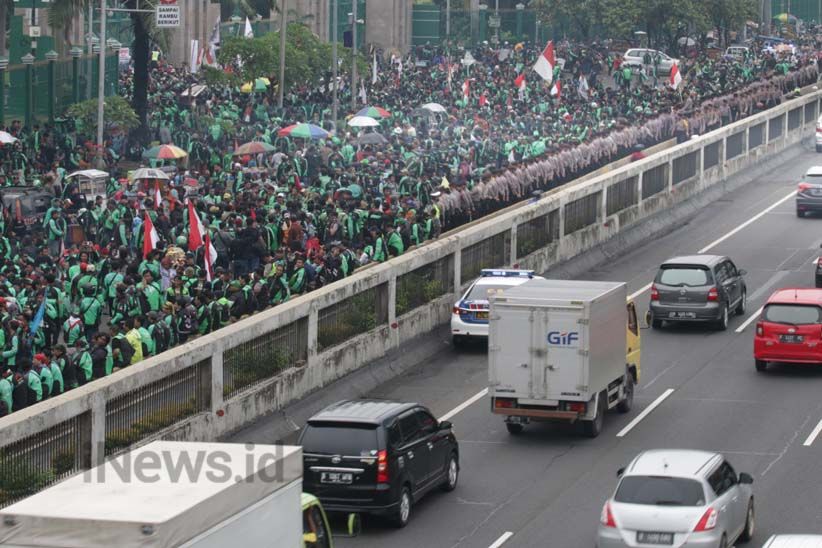 Ribuan Driver Ojek Online Tutup Jalan Gatot Soebroto - Bagian 1