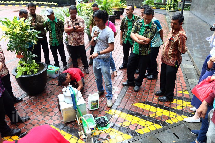 Komunitas Ini Daur Ulang Sampah Plastik Jadi Bahan Bakar Minyak - Bagian 2