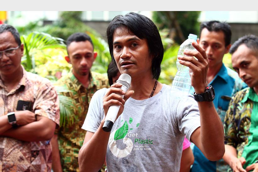 Komunitas Ini Daur Ulang Sampah Plastik Jadi Bahan Bakar Minyak - Bagian 5