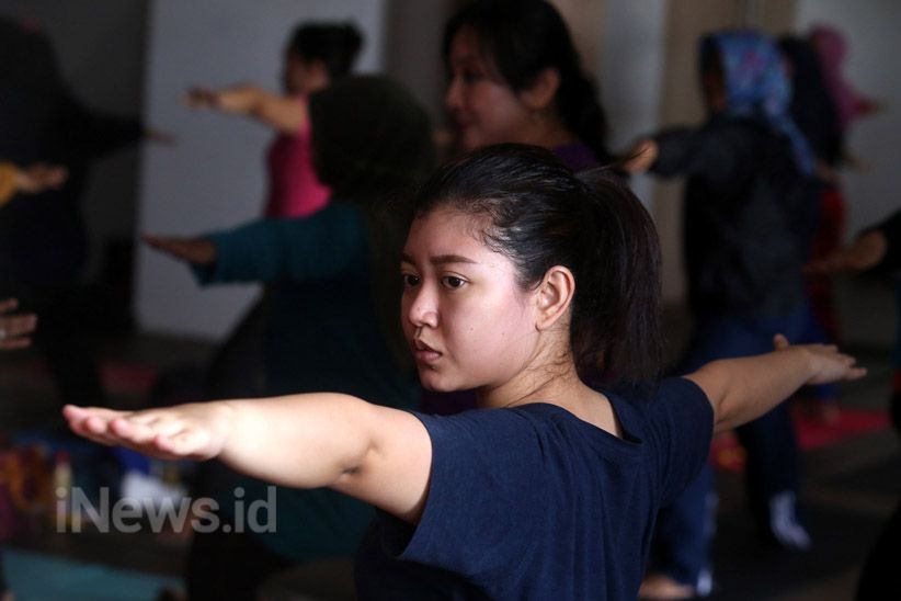 Sambut Hari Kartini, Puluhan Warga Surabaya Ikut Senam Campursari Yoga - Bagian 5