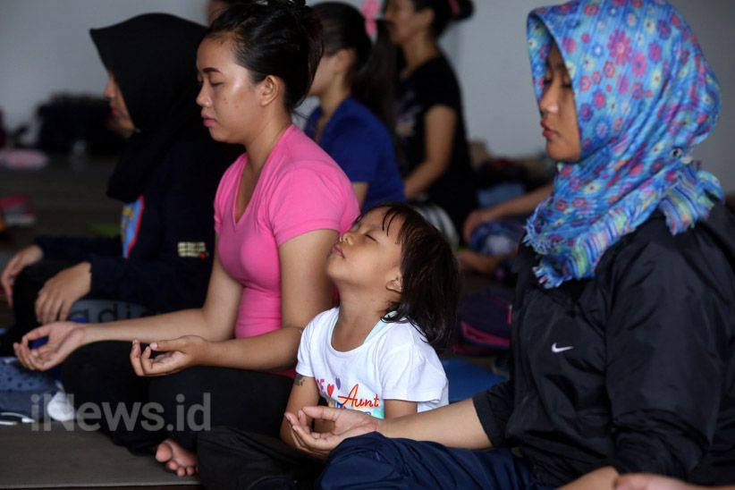 Sambut Hari Kartini, Puluhan Warga Surabaya Ikut Senam Campursari Yoga - Bagian 6