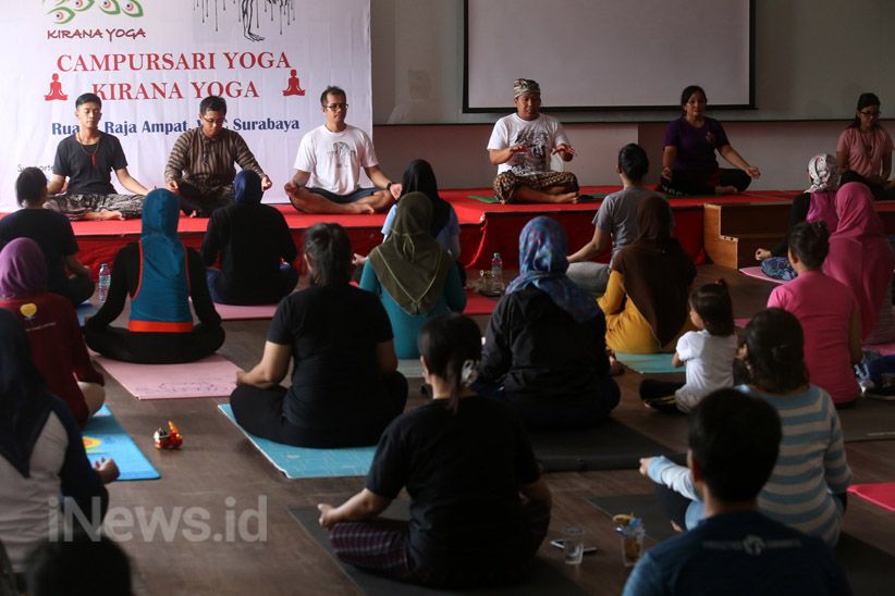 Sambut Hari Kartini, Puluhan Warga Surabaya Ikut Senam Campursari Yoga - Bagian 3