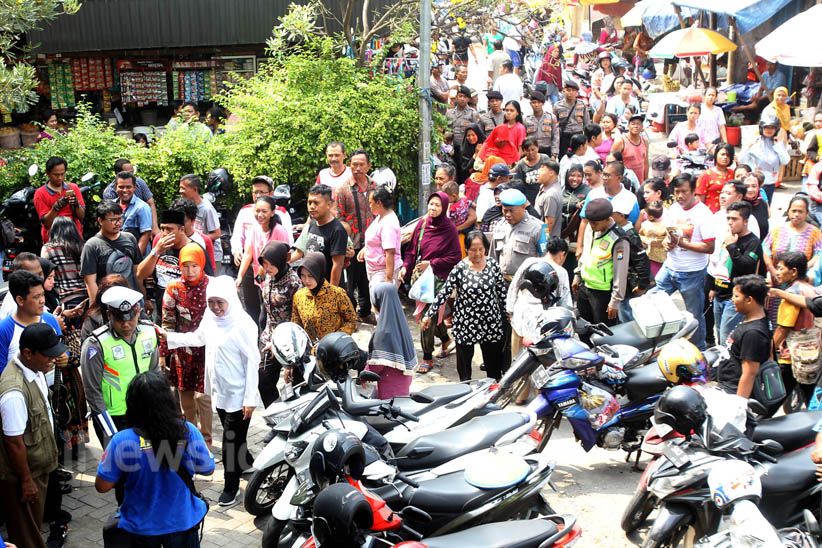 Khofifah Blusukan ke Pasar Kawasan Eks Lokalisasi Dolly - Bagian 2