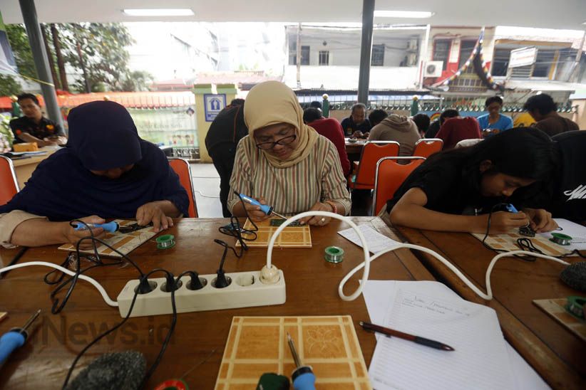 Puluhan Warga Ikut Pelatihan Servis Handphone di RPTRA Kebon Sirih - Bagian 4