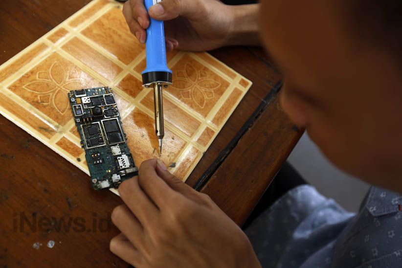 Puluhan Warga Ikut Pelatihan Servis Handphone di RPTRA Kebon Sirih - Bagian 5