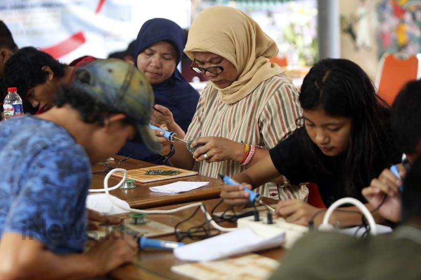 Puluhan Warga Ikut Pelatihan Servis Handphone di RPTRA Kebon Sirih - Bagian 3
