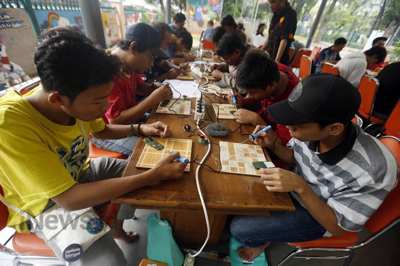 Puluhan Warga Ikut Pelatihan Servis Handphone di RPTRA Kebon Sirih - Bagian 1