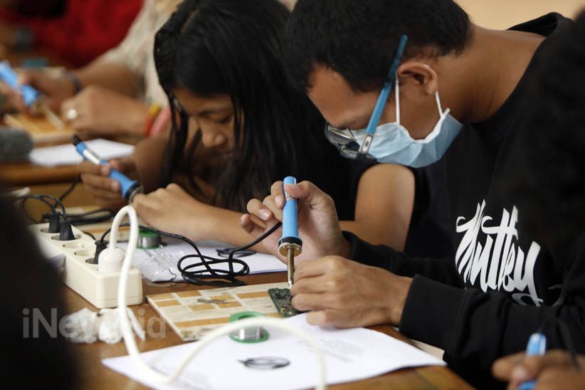 Puluhan Warga Ikut Pelatihan Servis Handphone di RPTRA Kebon Sirih - Bagian 2