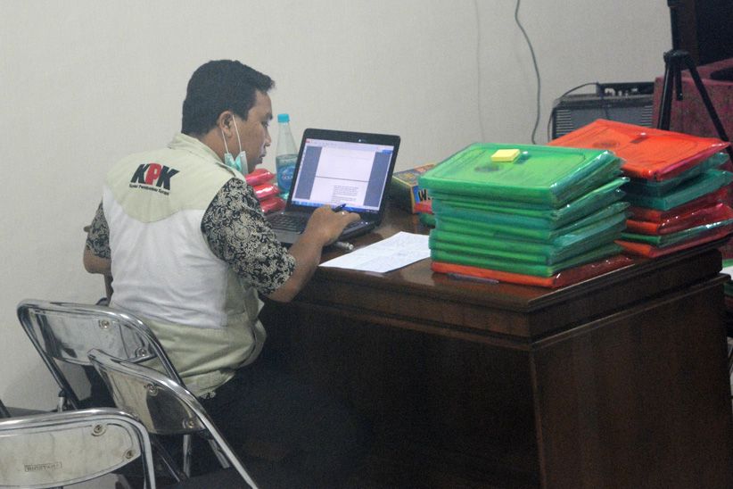 KPK Geledah Kantor Dinas Penanaman Modal dan Pelayanan Terpadu Satu Pintu Mojokerto - Bagian 1