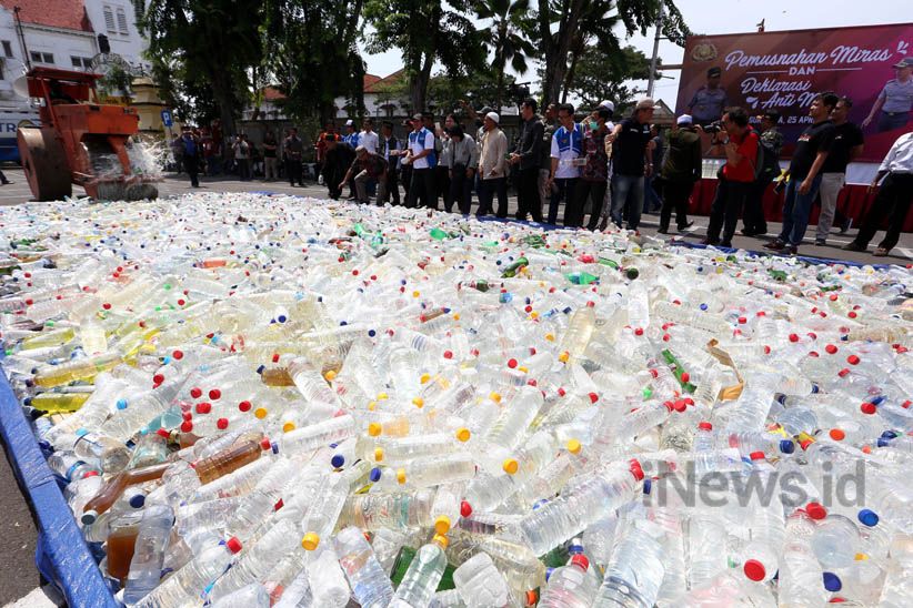 Polrestabes Surabaya Musnahkan Ribuan Miras Oplosan  - Bagian 5
