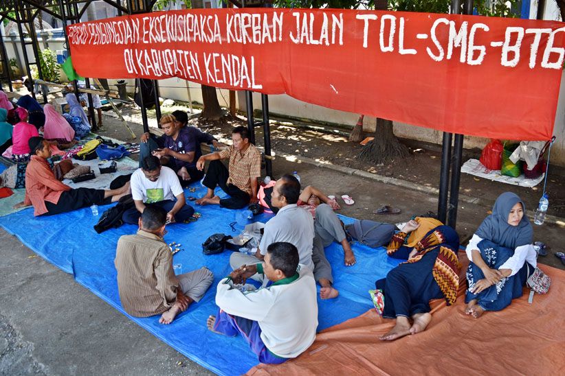 Korban Gusuran Tol Semarang-Batang Menginap di Gedung DPRD Kendal - Bagian 1