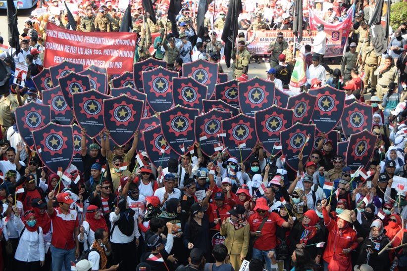 Rieke Diah Pitaloka bersama Ribuan Buruh KRPI Tuntut 5 Jaminan Sosial - Bagian 3