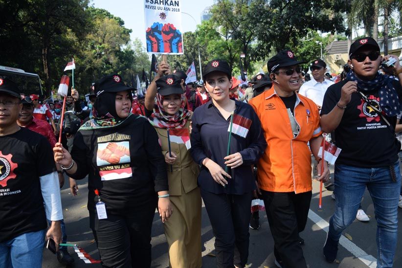 Rieke Diah Pitaloka bersama Ribuan Buruh KRPI Tuntut 5 Jaminan Sosial - Bagian 4
