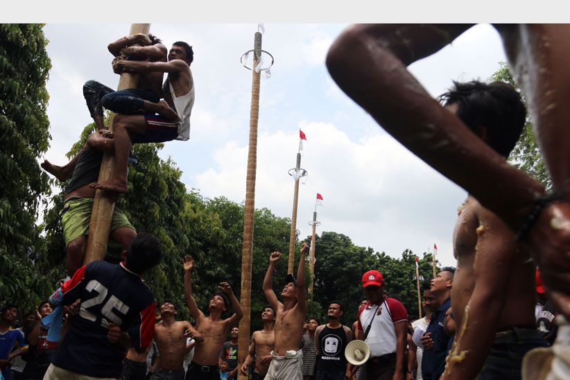 Panjat Pinang dan Tarik Tambang Warnai Hari Buruh Internasional di Medan - Bagian 2