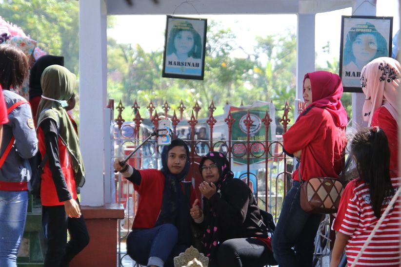 Makam Marsinah Dipenuhi Ribuan Buruh Perempuan - Bagian 2