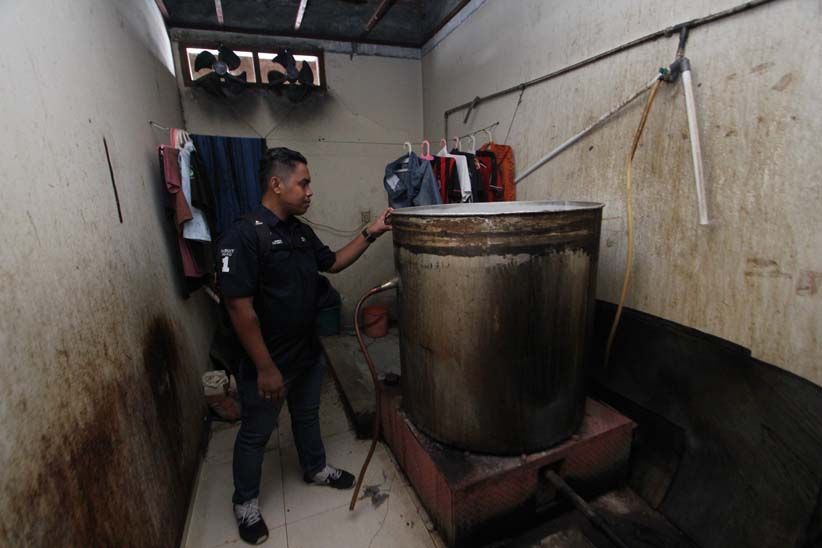 Polda Metro Jaya Gerebek Pabrik Pembuatan 5 Ton Ciu di Pekojan - Bagian 6