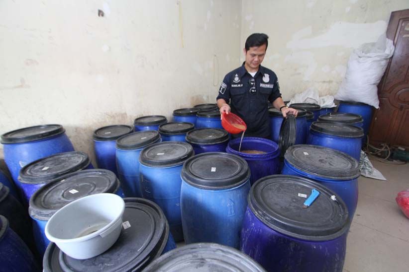 Polda Metro Jaya Gerebek Pabrik Pembuatan 5 Ton Ciu di Pekojan - Bagian 1