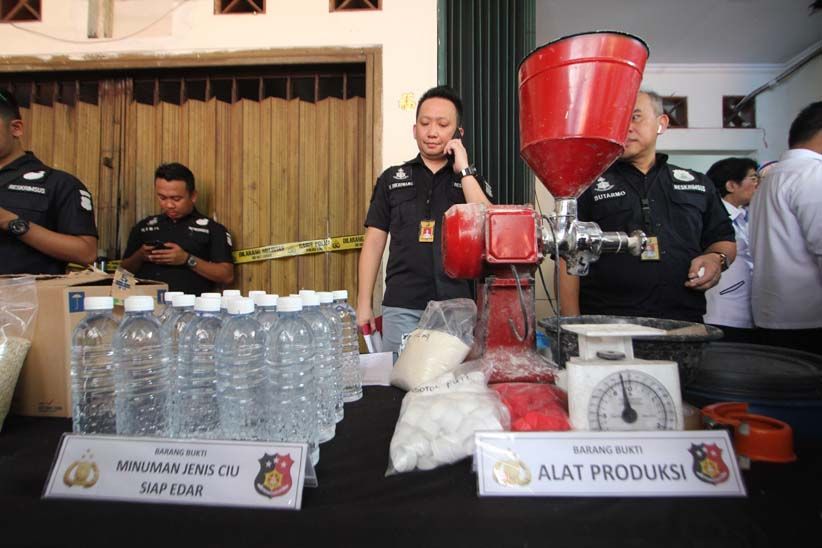 Polda Metro Jaya Gerebek Pabrik Pembuatan 5 Ton Ciu di Pekojan - Bagian 4