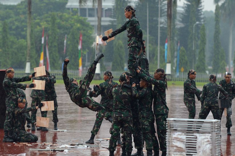 Aksi Prajurit TNI Unjuk Kemampuan di Depan Sultan Brunei - Bagian 3