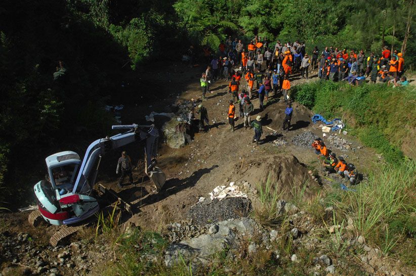 Tim Gabungan Cari Penambang Pasir Liar yang Tertimbun Tanah Longsor - Bagian 1