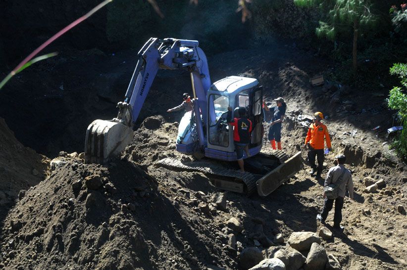 Tim Gabungan Cari Penambang Pasir Liar yang Tertimbun Tanah Longsor - Bagian 2