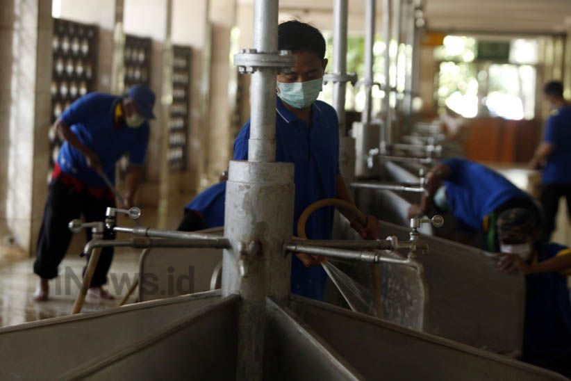 Bersih-Bersih Masjid Istiqlal Sambut Bulan Suci Ramadan  - Bagian 3