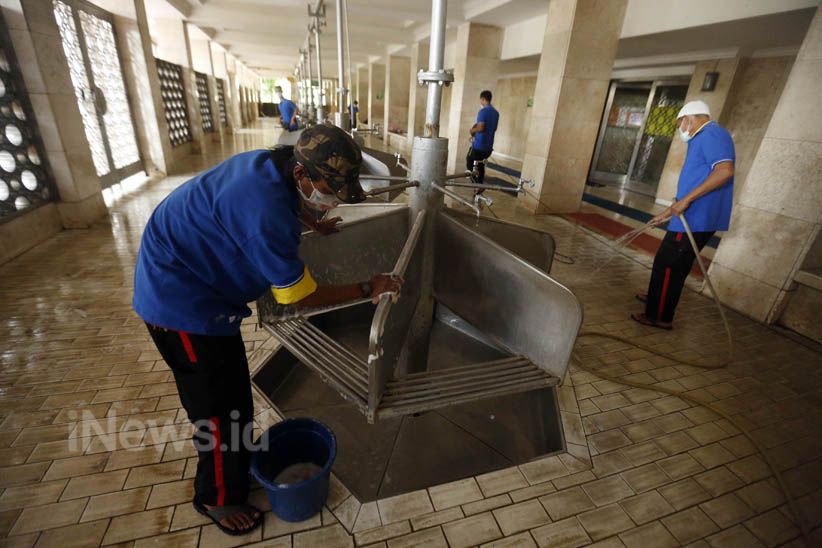 Bersih-Bersih Masjid Istiqlal Sambut Bulan Suci Ramadan  - Bagian 1