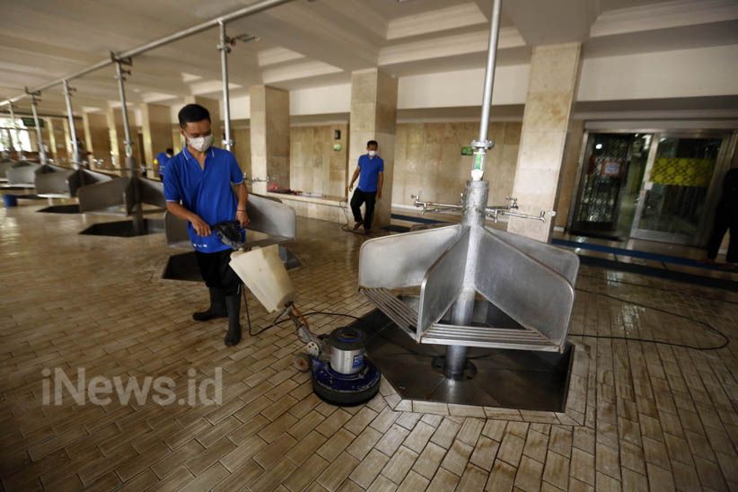 Bersih-Bersih Masjid Istiqlal Sambut Bulan Suci Ramadan  - Bagian 2