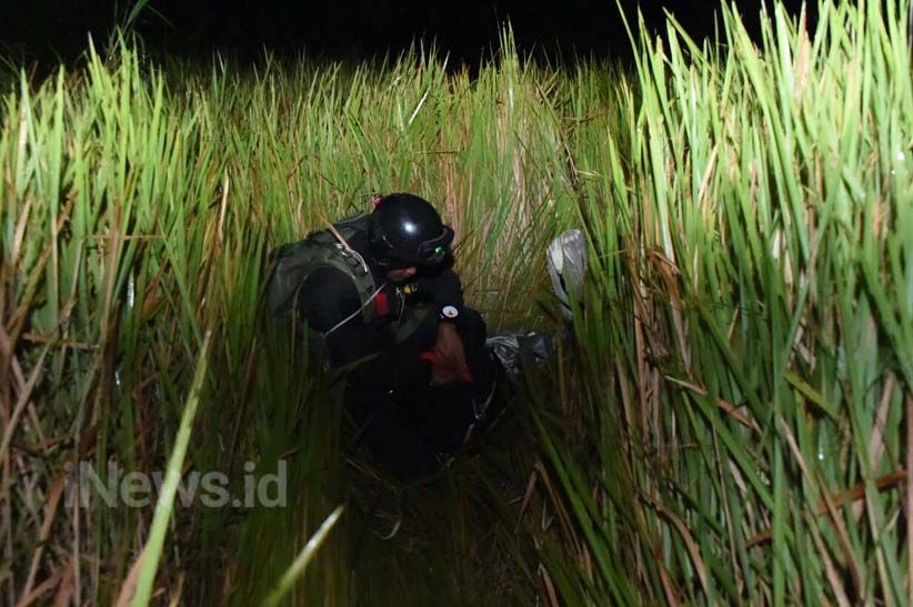 32 Pajurit Pasukan Khusus TNI Laksanakan Terjun Rahasia - Bagian 4