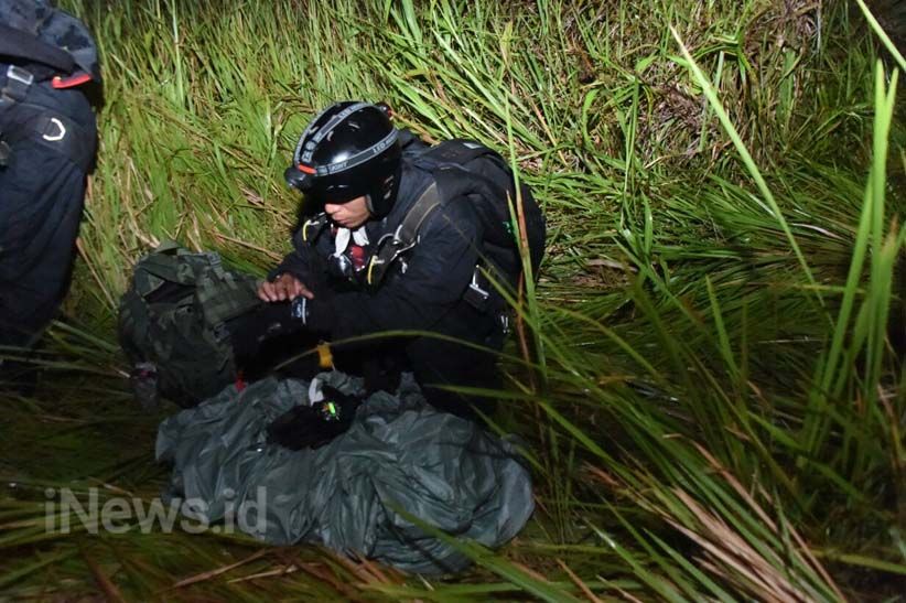 32 Pajurit Pasukan Khusus TNI Laksanakan Terjun Rahasia - Bagian 5