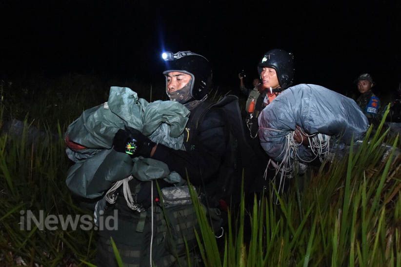 32 Pajurit Pasukan Khusus TNI Laksanakan Terjun Rahasia - Bagian 1