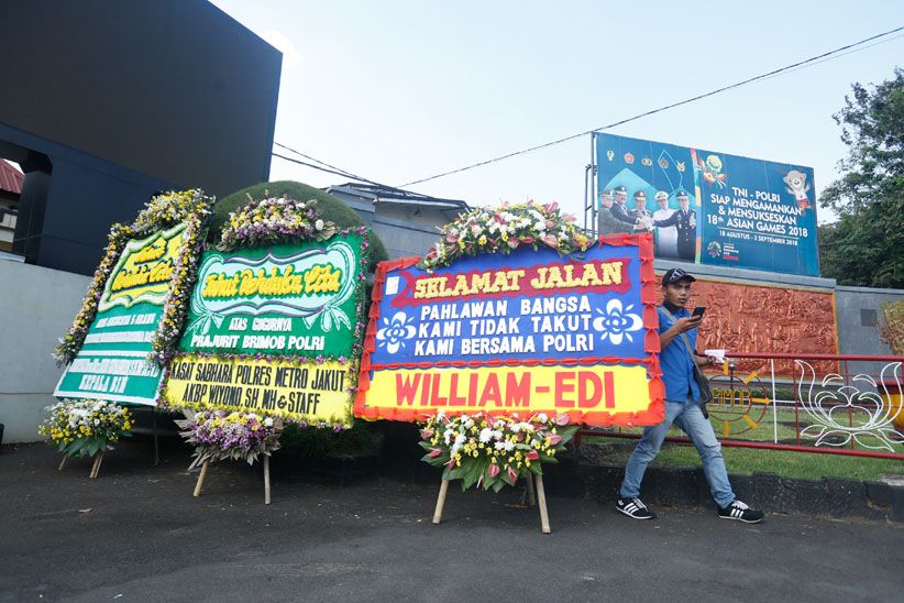 Pascakerusuhan, Mako Brimob Dibanjiri Karangan Bunga - Bagian 4