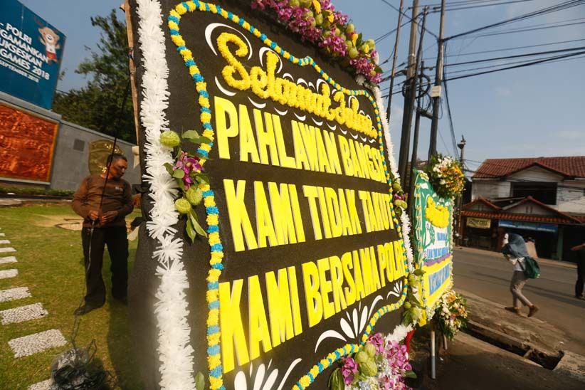 Pascakerusuhan, Mako Brimob Dibanjiri Karangan Bunga - Bagian 5