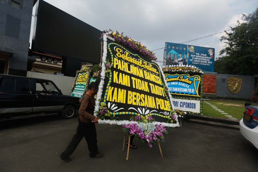 Pascakerusuhan, Mako Brimob Dibanjiri Karangan Bunga - Bagian 3