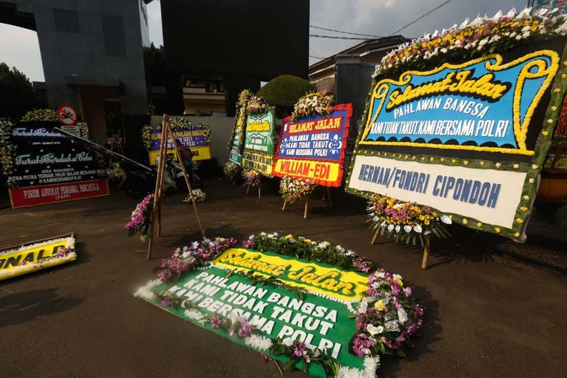 Pascakerusuhan, Mako Brimob Dibanjiri Karangan Bunga - Bagian 1