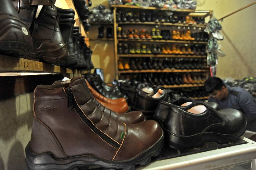 Rupiah Terus Melemah, Perajin Sepatu Kulit Sintetis Rugi - Bagian 2
