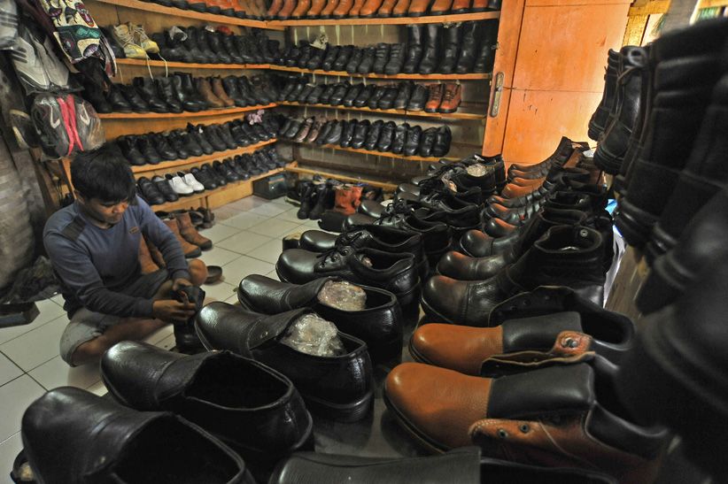 Rupiah Terus Melemah, Perajin Sepatu Kulit Sintetis Rugi - Bagian 1
