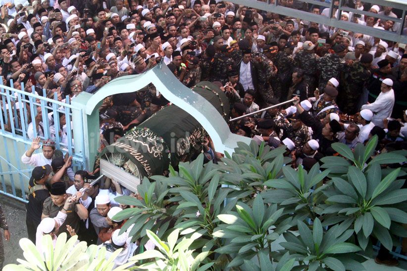 Ribuan Peziarah Iringi Pemakaman Ulama Kharismatik KH Sholeh Qosim - Bagian 1