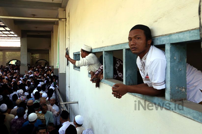 Ribuan Peziarah Iringi Pemakaman Ulama Kharismatik KH Sholeh Qosim - Bagian 6