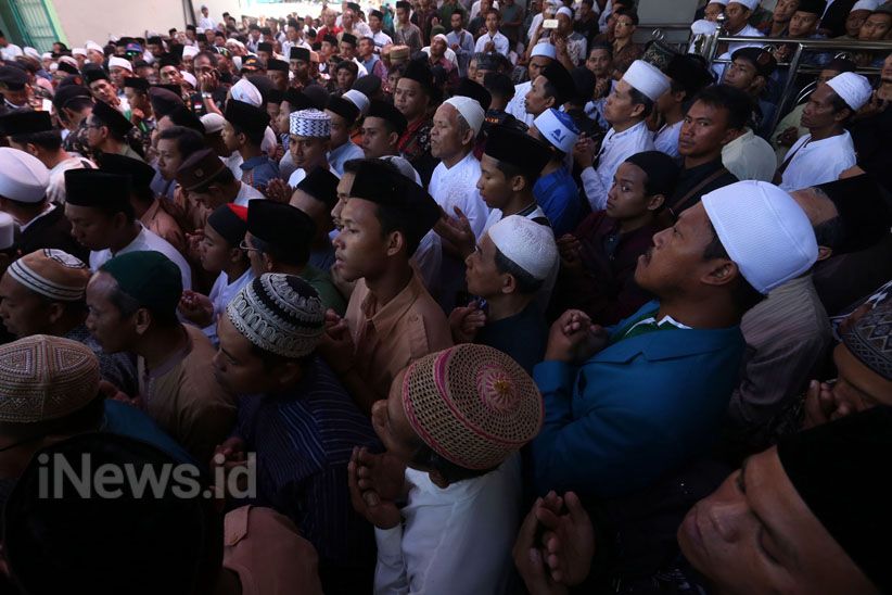 Ribuan Peziarah Iringi Pemakaman Ulama Kharismatik KH Sholeh Qosim - Bagian 5