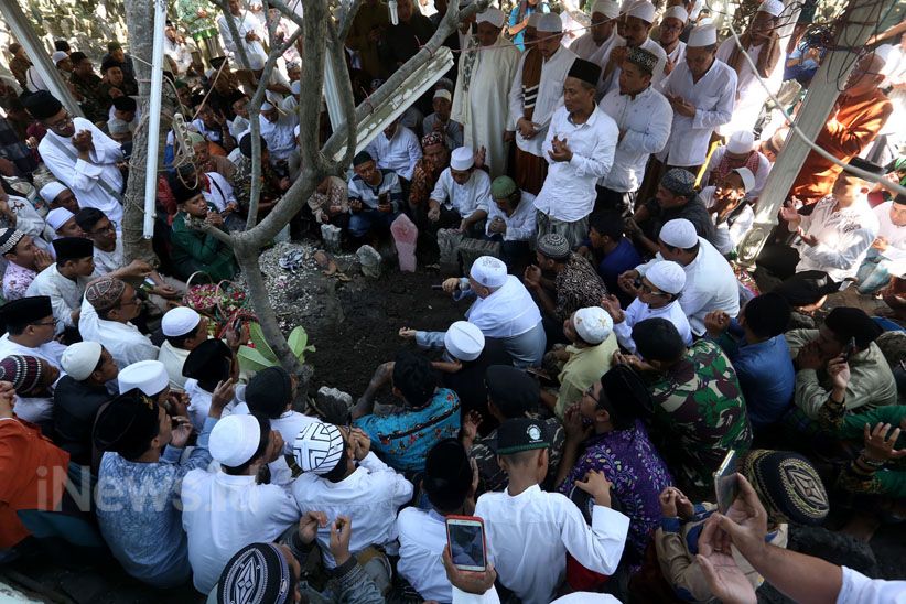 Ribuan Peziarah Iringi Pemakaman Ulama Kharismatik KH Sholeh Qosim - Bagian 4
