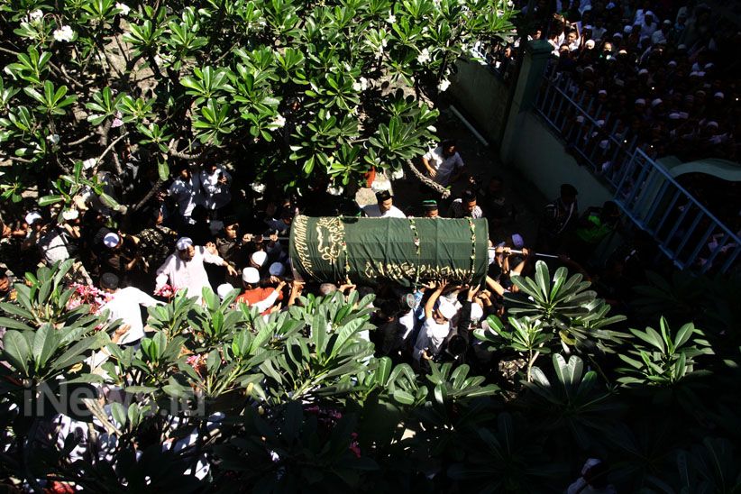 Ribuan Peziarah Iringi Pemakaman Ulama Kharismatik KH Sholeh Qosim - Bagian 2