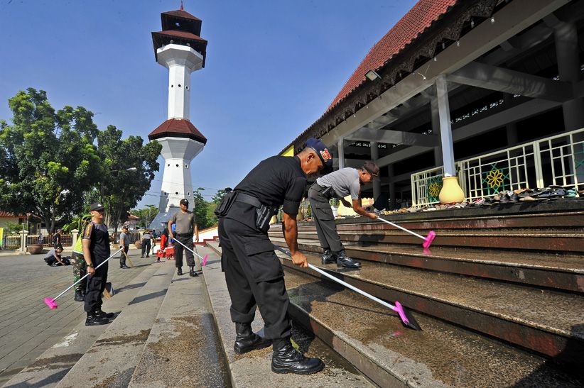 Sambut Ramadan, Anggota TNI-Polri Kerja Bakti Bersihkan Masjid - Bagian 3