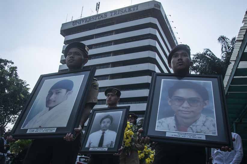 Peringati 20 Tahun Reformasi, Mahasiswa Tabur Bunga di Universitas Trisakti - Bagian 2