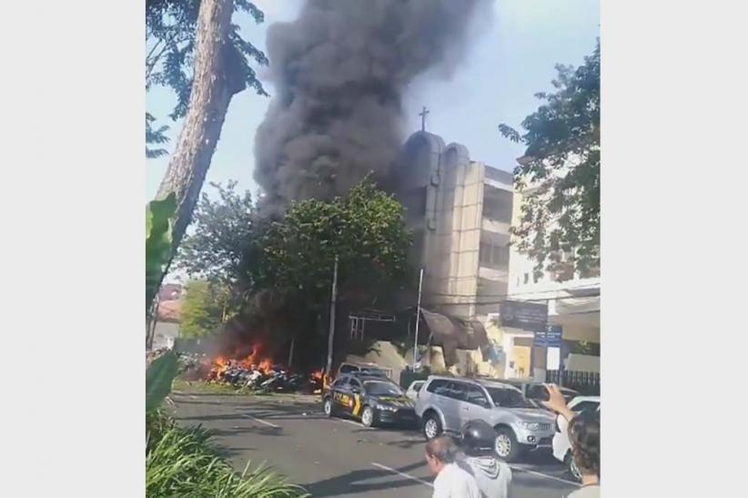 Khawatir Masih Ada Bom, Petugas Sisir Gereja di Surabaya - Bagian 2