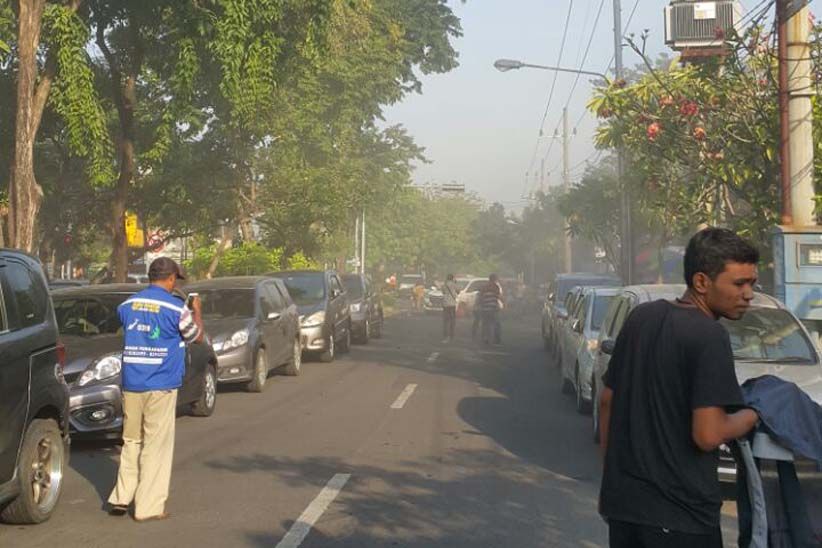 Khawatir Masih Ada Bom, Petugas Sisir Gereja di Surabaya - Bagian 4