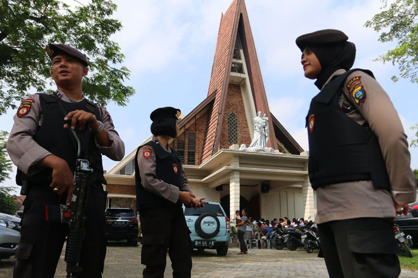 Pascaledakan Bom, Polisi Jaga Ketat Gereja-Gereja di Indonesia  - Bagian 1