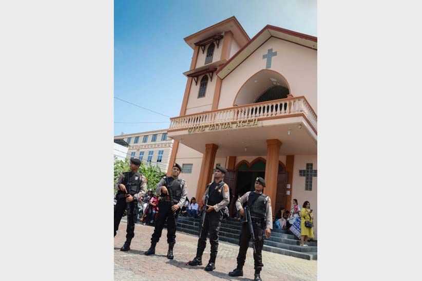 Pascaledakan Bom, Polisi Jaga Ketat Gereja-Gereja di Indonesia  - Bagian 4