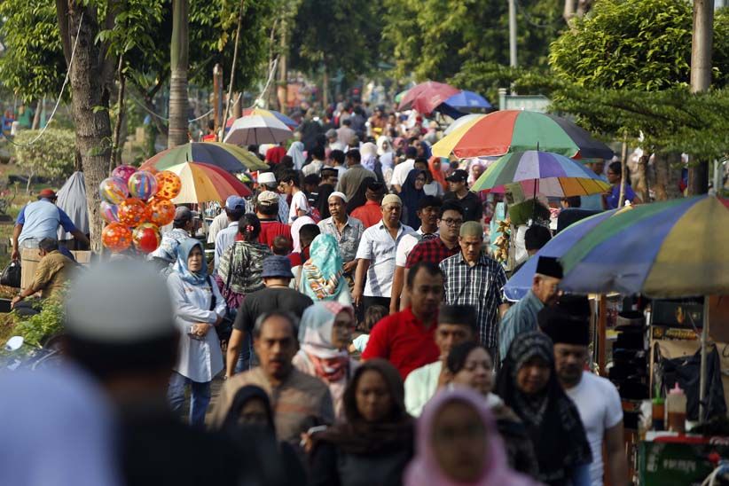 Jelang Ramadan, TPU Karet Bivak Ramai Dikunjungi Peziarah - Bagian 2